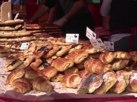 Des supporteurs des All Blacks au marché français d'Auckland
