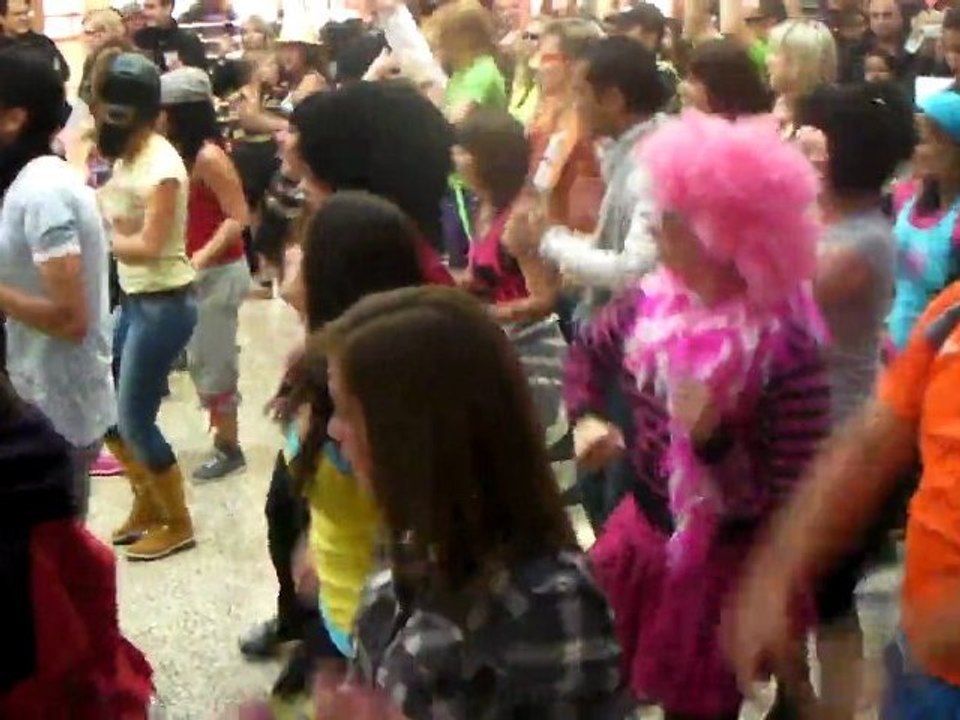 Flashmob LMFAO Carrefour Ecully 22 octobre 2011