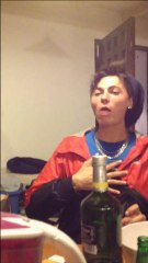 Le mec qui boit, fume et mange en même temps