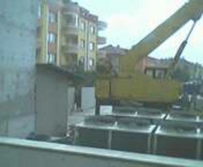 Yürüyen bant vinç yardımıyla tırdan iniyor-1