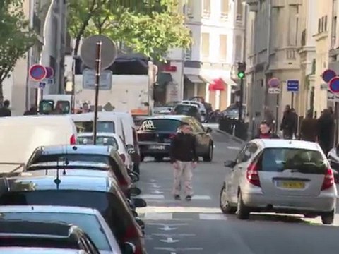 Mamãe Carla Bruni vai para casa com Giulia