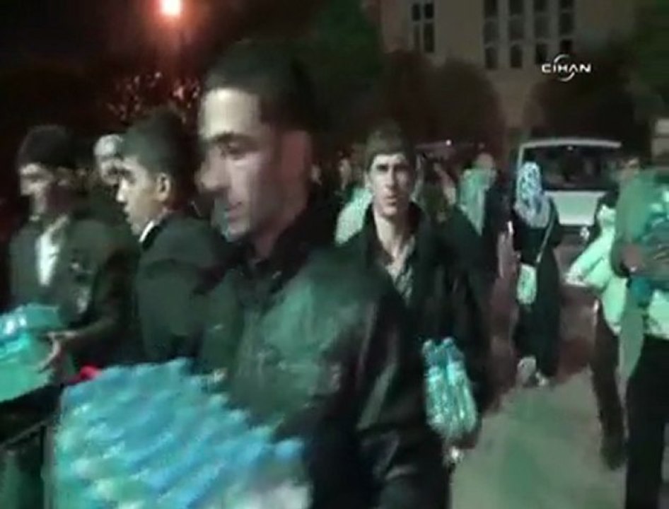 Tatvan'da Belediye Anonsu ile Van'a Yardım Toplandı