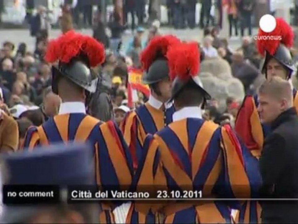 Vatican : un manifestant interrompt une... - no comment