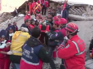 Séisme en Turquie: les secours trouvent des survivants