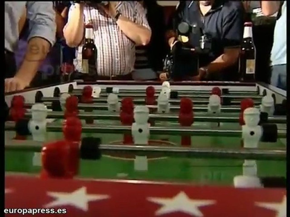 Villa y Casillas juegan la Copa Mahou de futbolín