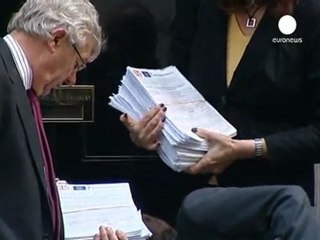 Il parlamento britannico discute della richiesta di...