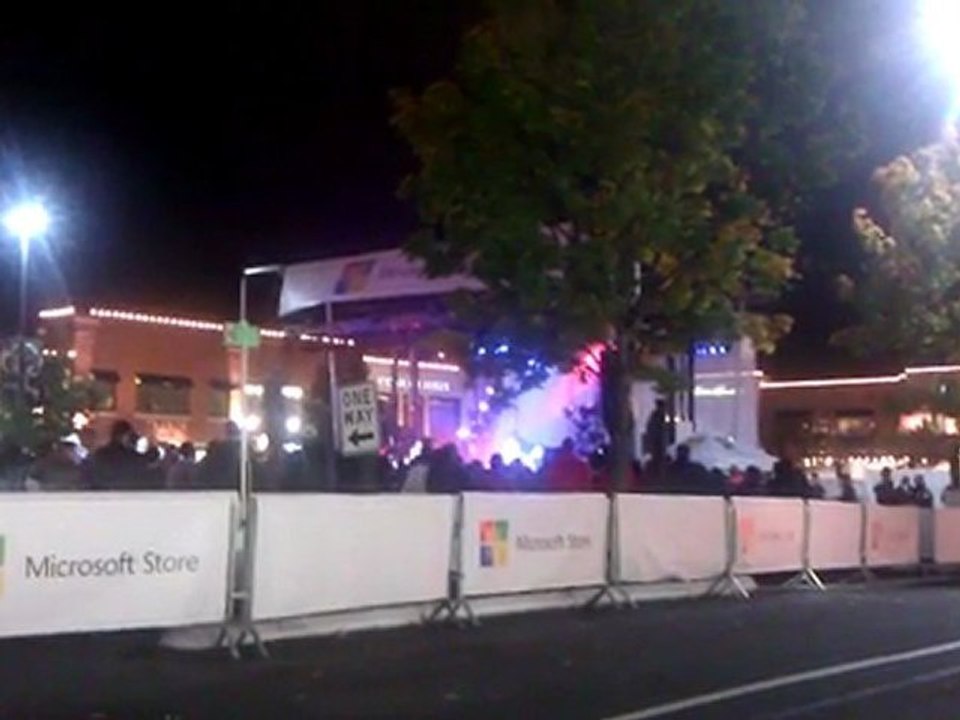 The Black Keys - Howling For You (live in Seattle, Microsoft store)