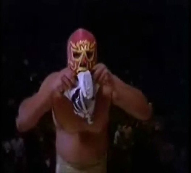 Mil Mascaras cambiando mascaras en el ring.