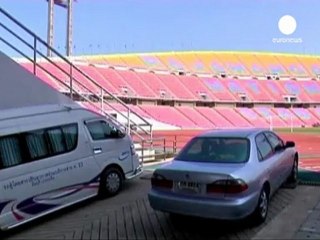 Flooding closes in on Thai capital