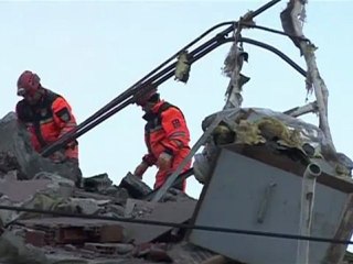 Turquie : les sauveteurs à pied d'oeuvre après le séisme
