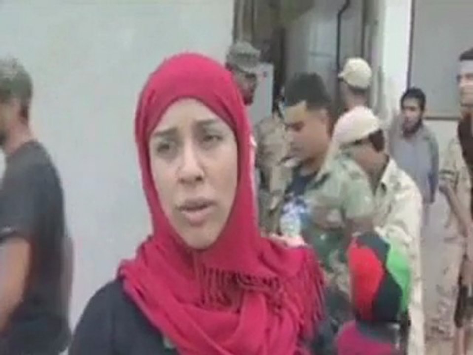 Libyans throng to see Gaddafi's displayed corpse