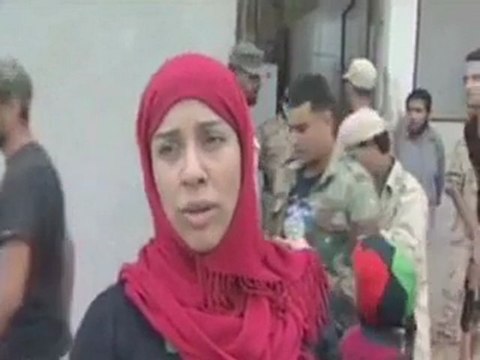 Libyans throng to see Gaddafi's displayed corpse