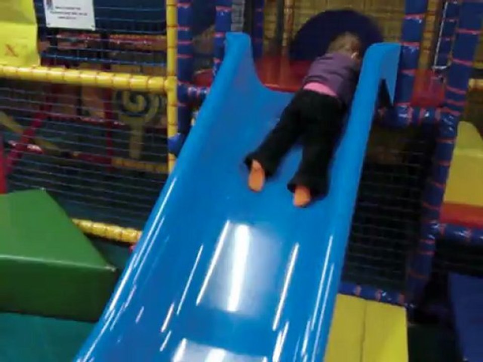 1er fois qu'elle fait du toboggan seule bravo 16 mois