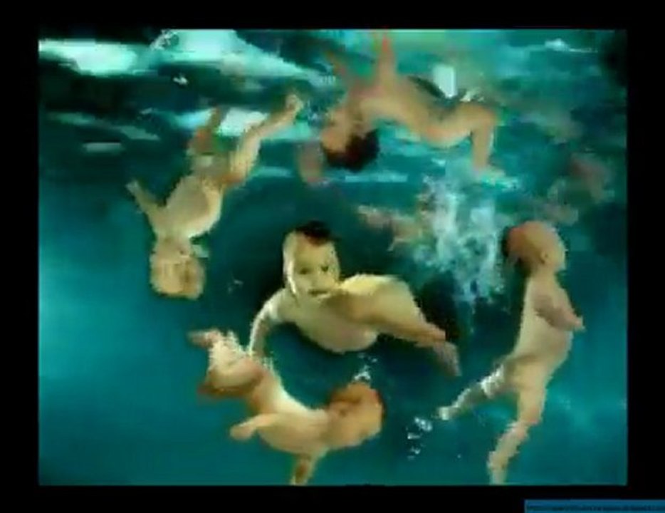 Bebes Nadan En El Agua Con Fuentes