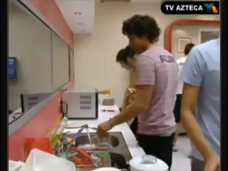 Esmeralda y Johnny en la cocina