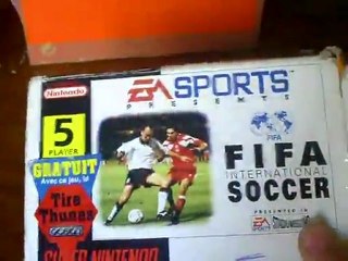 Déballage chaotique d'un colis de cartouche SNES