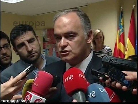 Pons pide a Otegi que ayude a desmantelar ETA