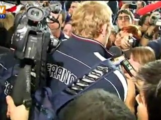 Rugby : les Bleus accueillis en héros à Roissy