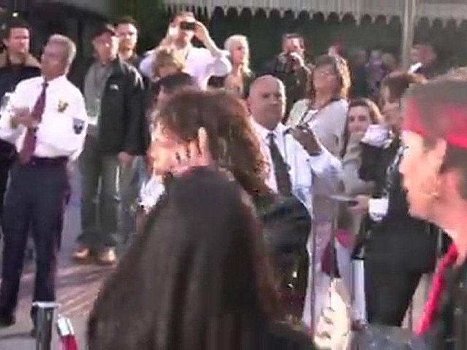 Steven Tyler chute et se casse des dents