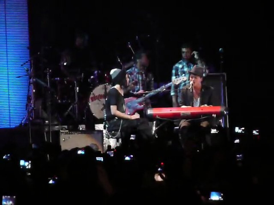 bruno mars en duo avec skylar grey
