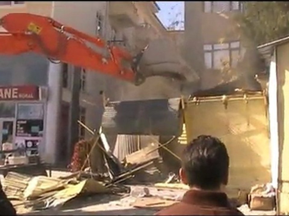 KAÇAK YAPI YIKILDI