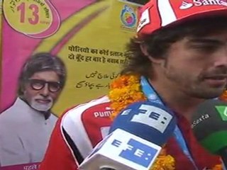 Fernando Alonso apoya en la India la vacunación de niños contra la polio