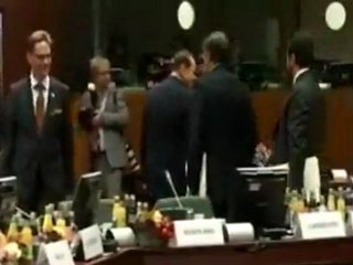 Berlusconi le mira el trasero a la primera ministra danesa