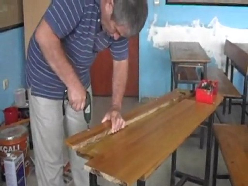 Cumhur Öğretmen Sınıfının Sıralarını Tamir Etti