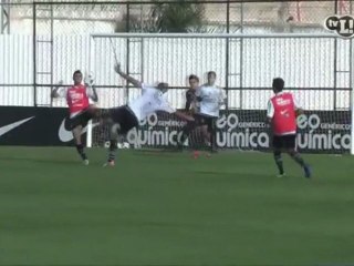 Adriano marque encore... à l'entraînement !