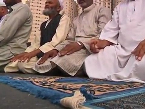 Pilgrims flock to Mecca