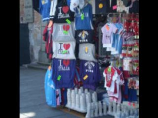 Torre di Pisa Gadget: mutande e magliette che creano polemica