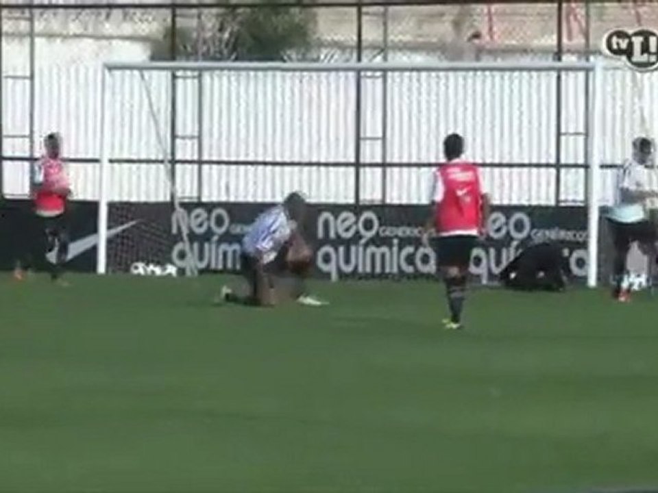 Adriano marque encore... à l'entraînement !