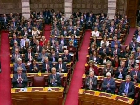 Papandreou wins confidence vote