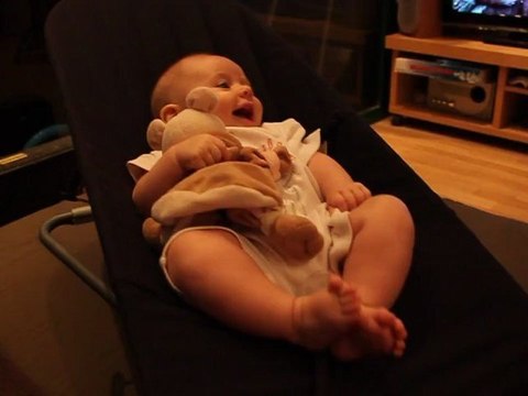 Cynthia- 3 mois et demi Démarre la moto ;) 3 meses y medio Arranca la moto ;)