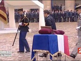 Nicolas Sarkozy décore les soldats morts