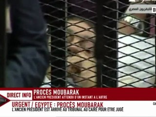 Moubarak en civière à son procès