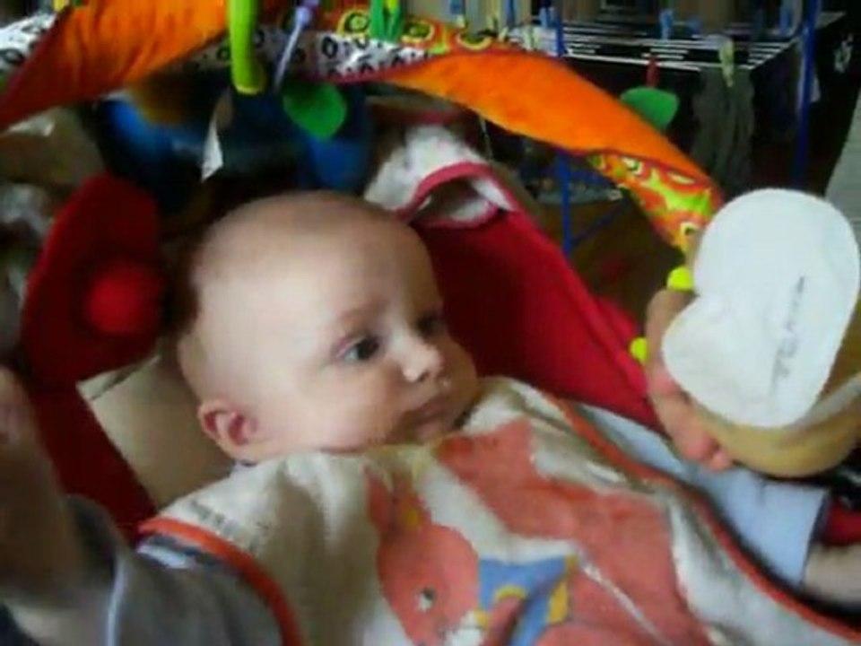 Bébé aime la banane, y'a pas d'OS dedans (Twitwi aime pas, lui !)