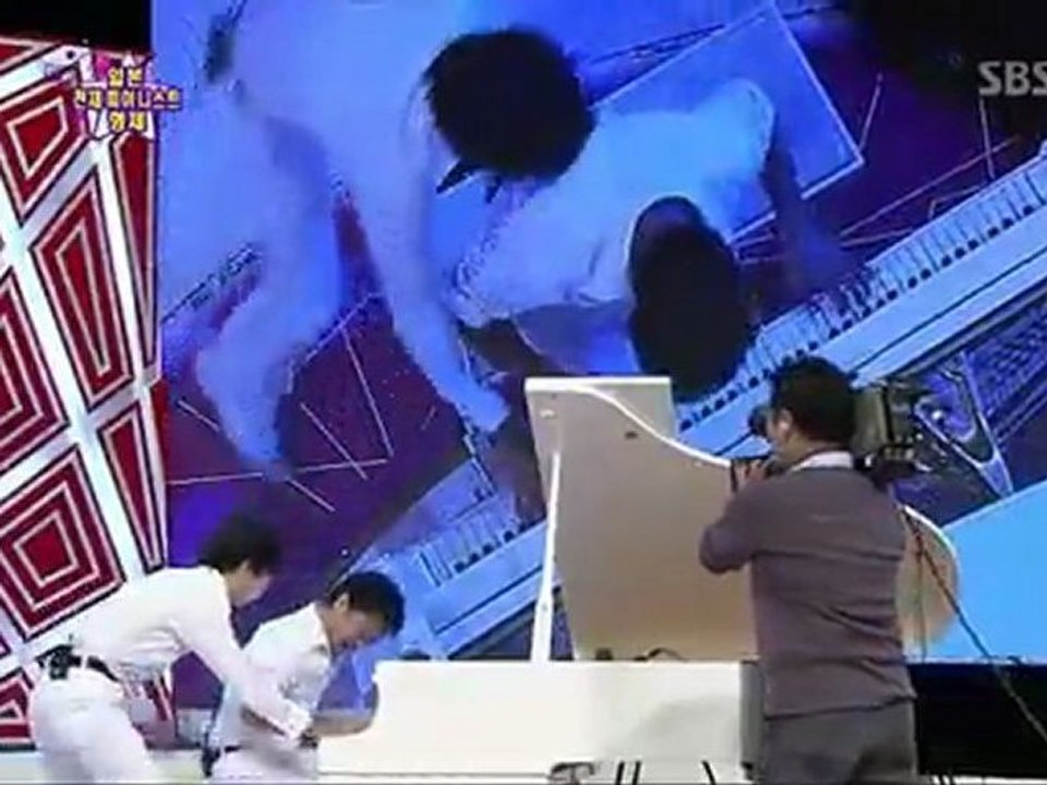 [Cut] 111029 Lizzy joking with piano players @ Star King