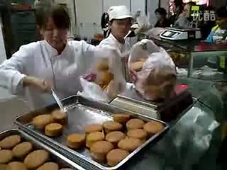 Cette serveuse a une technique supersonique.
