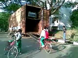 ALTO CAR LODING IN CONTAINER C L S PACKERS & MOVERS JAMSHEDPUR