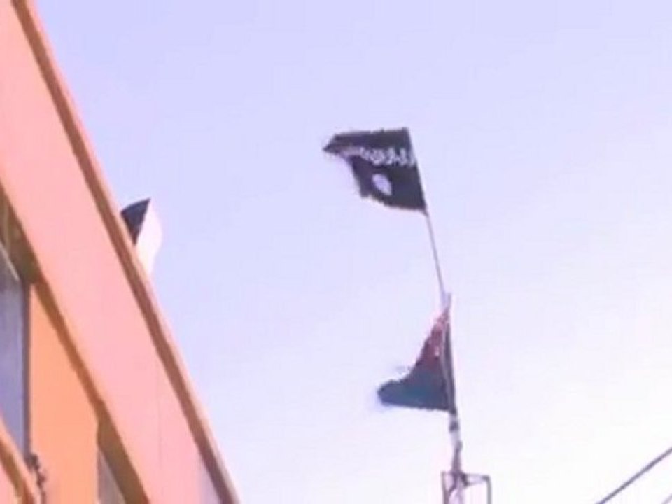 Benghazi: Le Drapeau d'Al-Qaida Flotte sur les Toits de la Ville