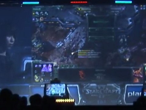 Marineking monte sur scene de la finale de starcraft 2 à l'ESWC