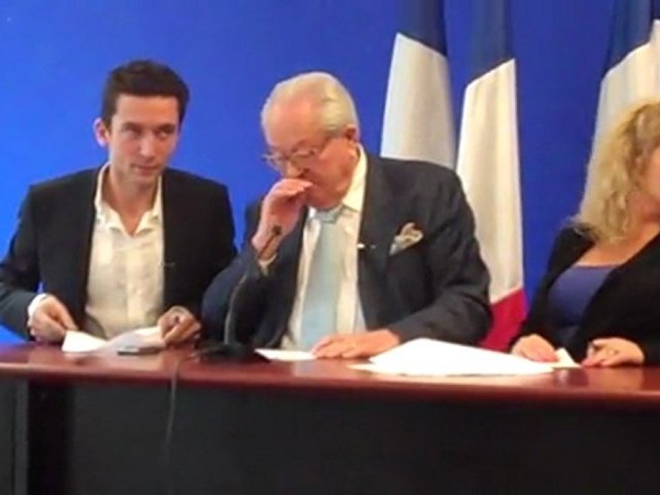 Jean-Marie Le  Pen enregistre son 250e Journal de bord
