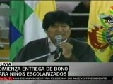 Bolivia crea bono Juancito Pinto, ayuda a niños estudiantes