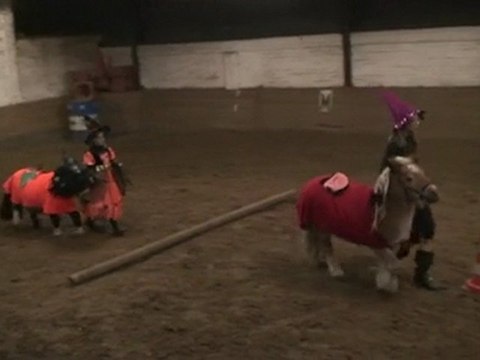 Le 30-10-2011 Petit spectacle d'Halloween animé par des jeunes cavalières du manège El Cortijo