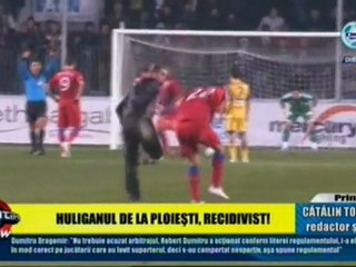 Foot : Un hooligan s'invite sur le terrain et frappe un joueur