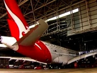 Qantas ordered to halt dispute after fleet grounded