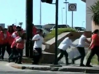Shoppers flee mall under siege in Mexican resort town