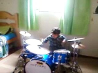 Guilherme Tocando bateria 3 anos