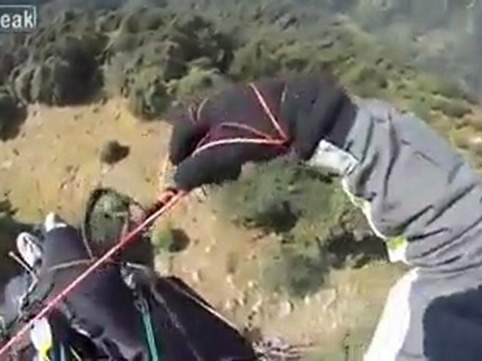 Paraşütçüye havada kartal çarptı